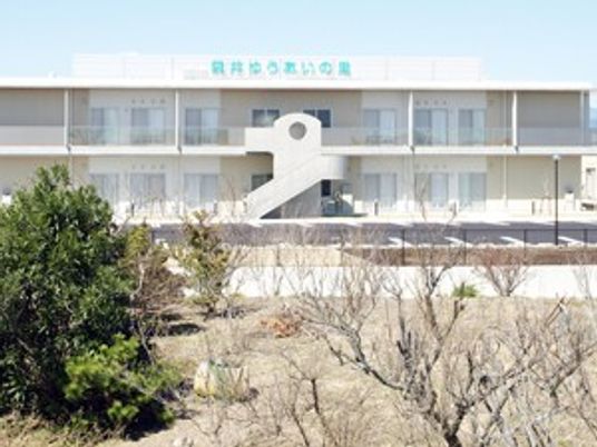 明るい外観の建物  