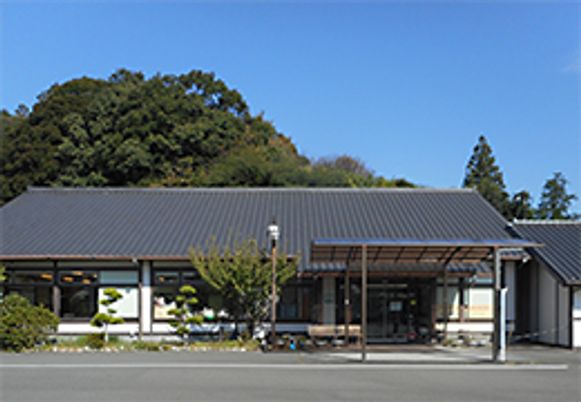 緑豊かな平屋の外観
