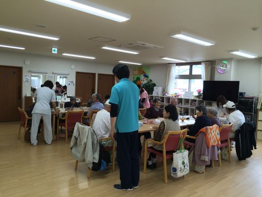 和やかな食事風景の室内