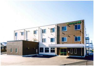 光が差し込む建物外観