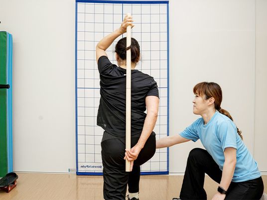優しく指導する様子