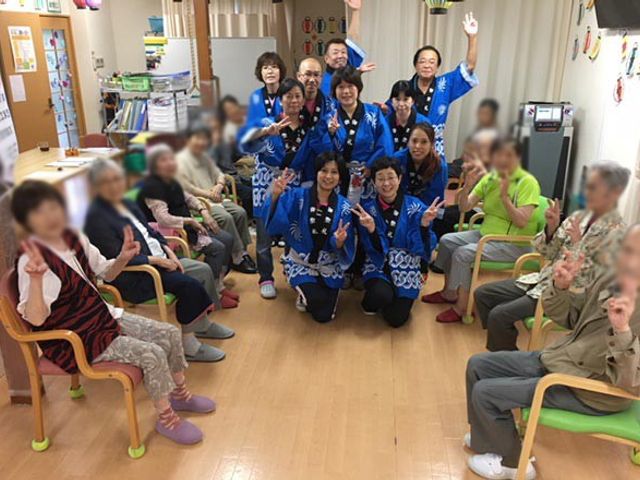 和やかな集まりの室内 ラウンジ 楽しげな雰囲気で、皆が笑顔で集まる暖かい交流の場です。和気あいあいとした空間があります。