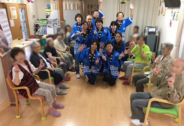 和やかな集まりの室内
