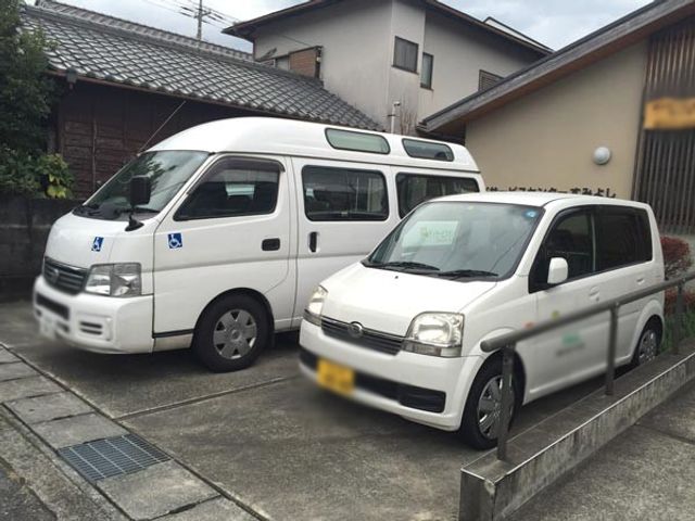 送迎車両 外観 車椅子での移動をサポートする送迎サービスがあります。ご利用者の通院や外出も安心です。