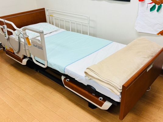 電動ベッドのある居室  