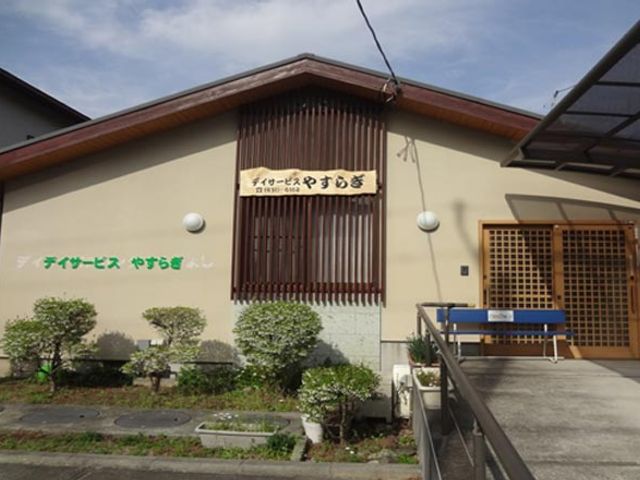 「施設の外観」 外観 庭園に面した穏やかな雰囲気の建物です。優しい色合いが特徴となっています。