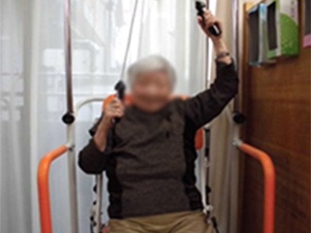 訓練を受ける人の機能訓練室 機能訓練室 施設では、専用の器具を利用した安全なトレーニングが可能です。高齢者も安心して参加できます。