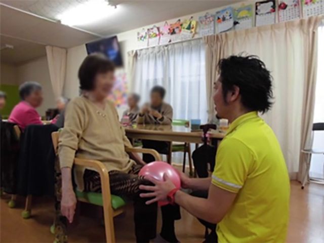 運動を楽しむ人々 ラウンジ 広々とした空間で、利用者が運動を楽しんでいます。明るく和やかな雰囲気です。