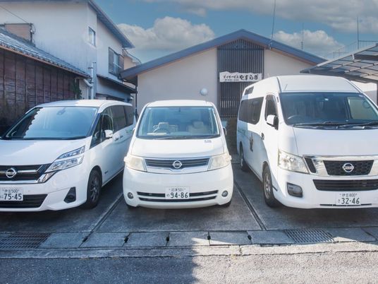 送迎車が並ぶ外観  