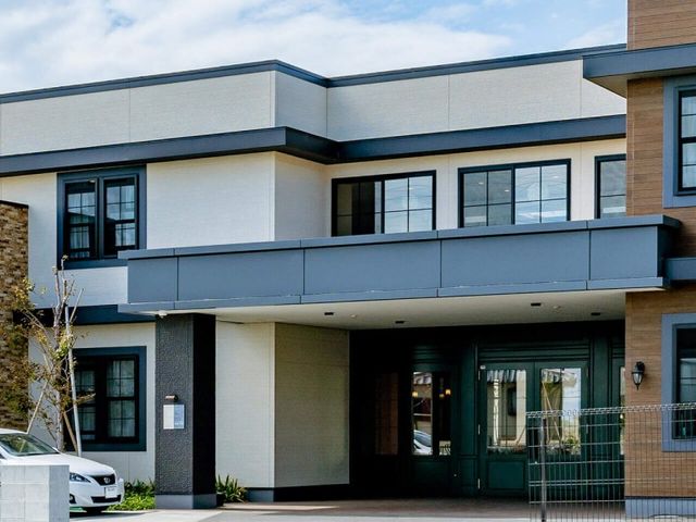 落ち着いた雰囲気の外観 外観 広々としたエントランスが特徴の建物です。訪れる人に安心感を与える落ち着いたデザインです。