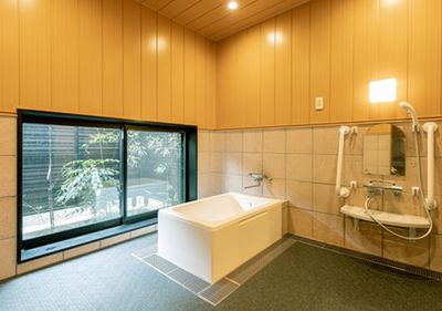自然光の入る浴室