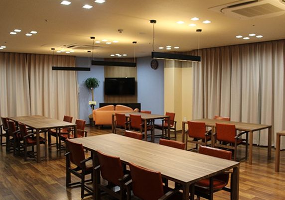 広い部屋のラウンジ