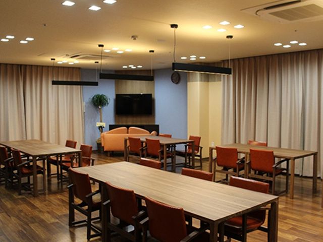 広い部屋のラウンジ ラウンジ 明るく広々としたラウンジで、ご入居者同士の交流やリラックスしたひとときを過ごせます。