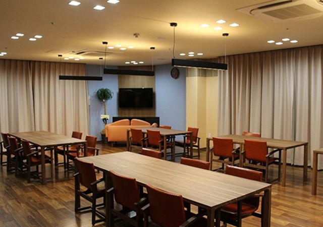広い部屋のラウンジ