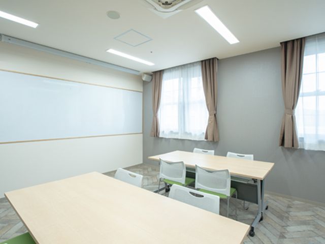 明るい多目的室 多目的室 広々とした明るい空間で、自然光が心地よく差し込んでいます。研修やイベントに最適です。