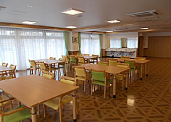 自然光が入る広々食堂