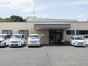 送迎車が並ぶ外観