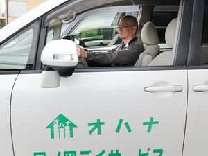 送迎車の運転席の男性  