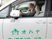 送迎車の運転席の男性  