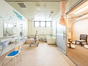明るい浴室  