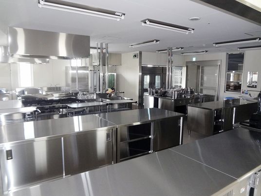 調理器具の整ったキッチン