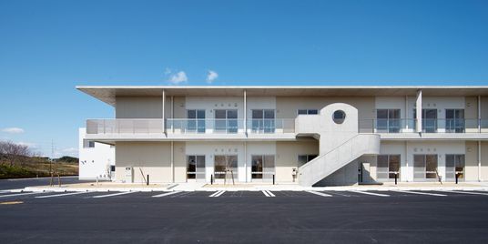広々とした駐車場が特徴の建物外観