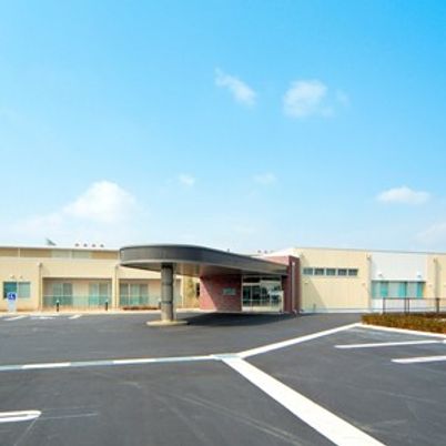 広々とした駐車場と建物外観
