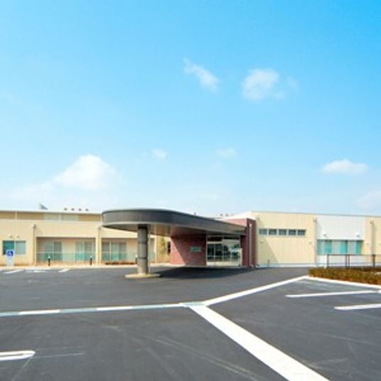 広々とした駐車場と建物外観