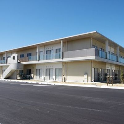 広々とした建物外観