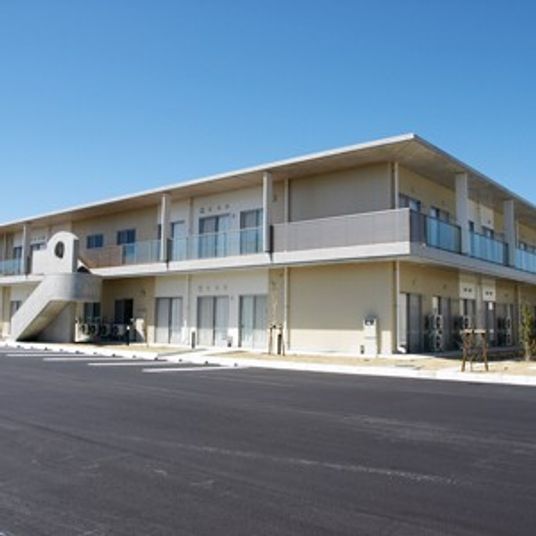 広々とした建物外観