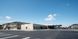青空のもとにある建物外観