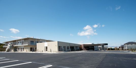 青空のもとにある建物外観