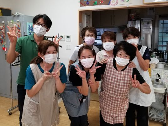 スタッフがポーズをとる様子