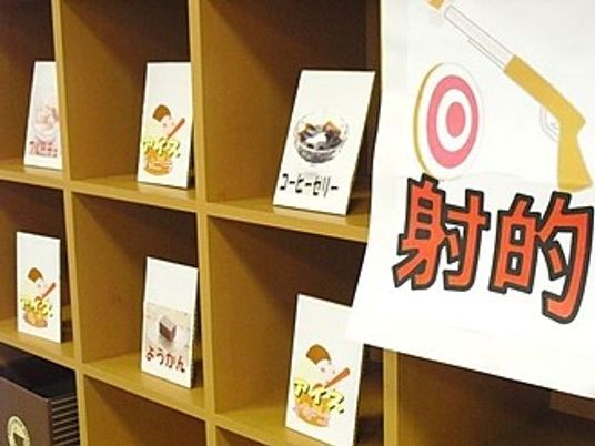 掲示物の棚