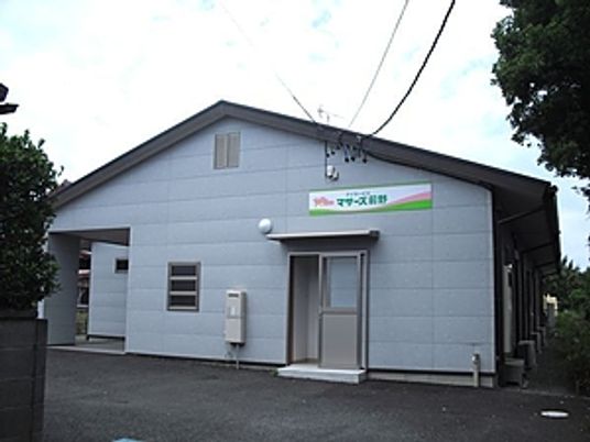 簡素な建物の外観