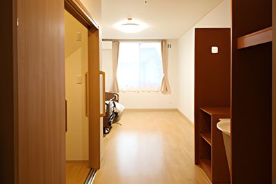 明るい窓の居室