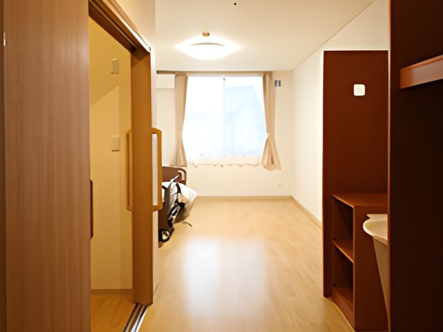 明るい窓の居室 居室 広々とした居室は、自然光がたっぷり入る快適な空間です。