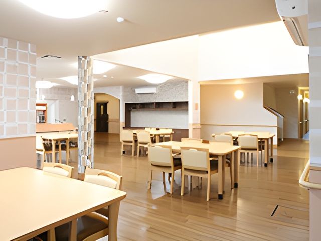 広々としたダイニングルーム ダイニングルーム 木の温もりを感じる広々とした食事空間です。明るい雰囲気で、リラックスして過ごせます。