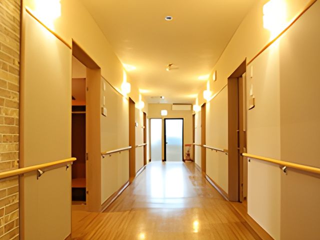 暖かい廊下 廊下 柔らかな照明に照らされた廊下です。快適に移動できる広さがあります。