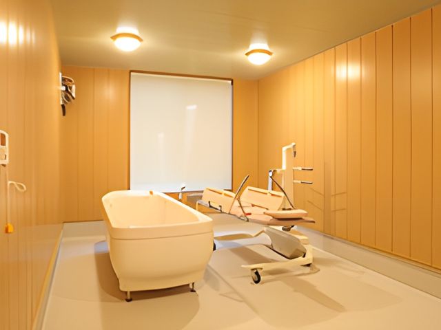 落ち着いた浴室 浴室 広々とした浴室は、介助用の設備が整い、安心して利用できます。明るい照明が特徴です。