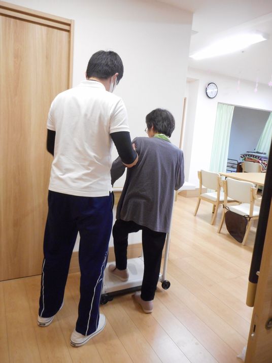 支援する二人の廊下