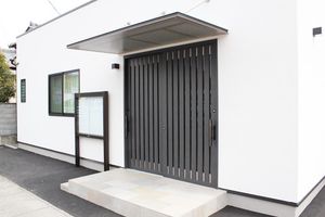 白い壁のエントランス