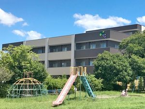 建物前の遊具広場  
