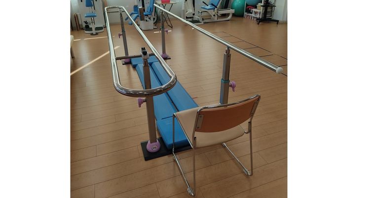 訓練用設備が並ぶ施設