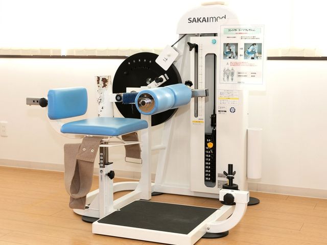 運動機器のある訓練室 機能訓練室 自然光が入る訓練室には最新のトレーニング機器が揃っており、快適に体を動かせます。