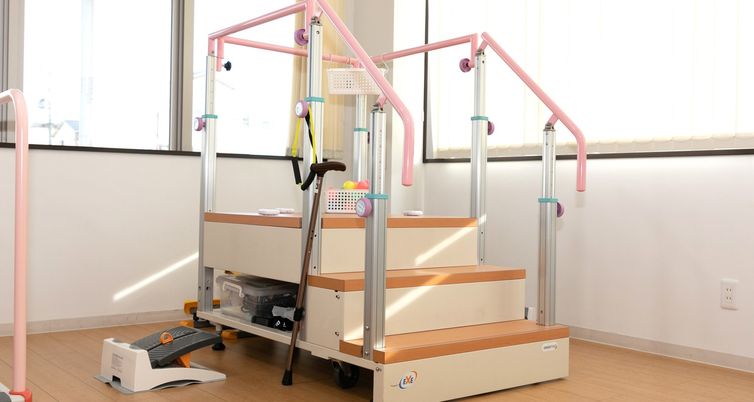 ステップ付き訓練機器