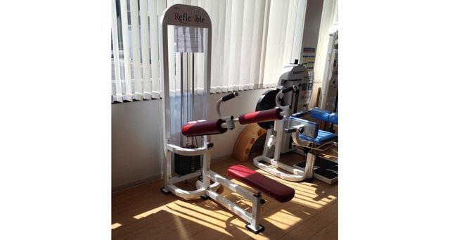 光が差し込むトレーニングルーム 機能訓練室 明るい空間でのトレーニング器具です。自然光を浴びながら体を動かせる環境です。