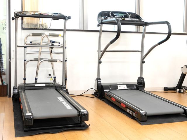 訓練機器の部屋 機能訓練室 自然光が差し込む明るい部屋で、快適にトレーニングが行えます。健康維持をしっかりサポートします。