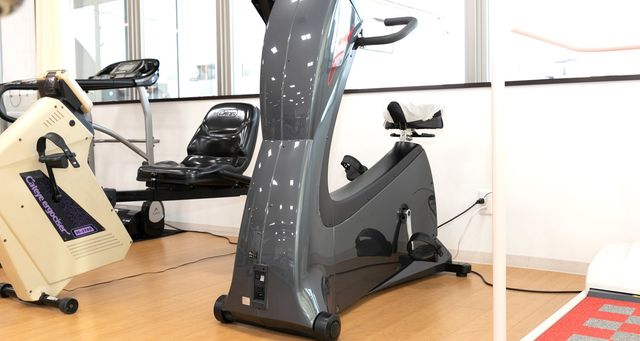 機能訓練室の運動器具 機能訓練室 自然光が差し込む明るい空間で、最新の運動器具を使ったトレーニングができます。