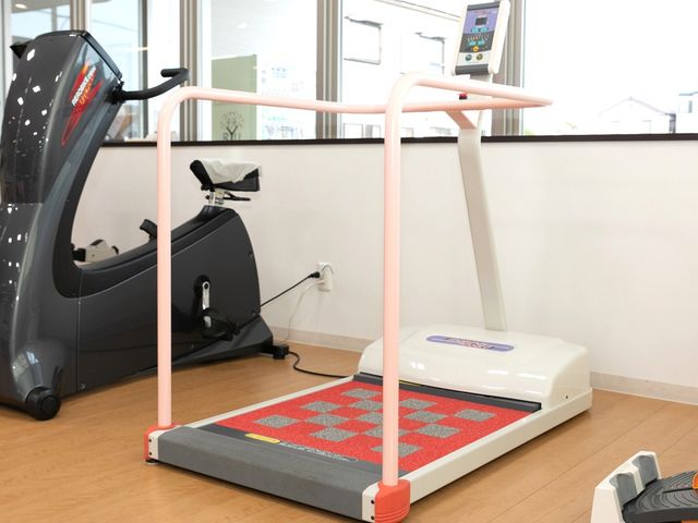 トレーニング設備の室内 機能訓練室 充実したトレーニング機器が揃い、利用者の皆様の健康維持をサポートします。